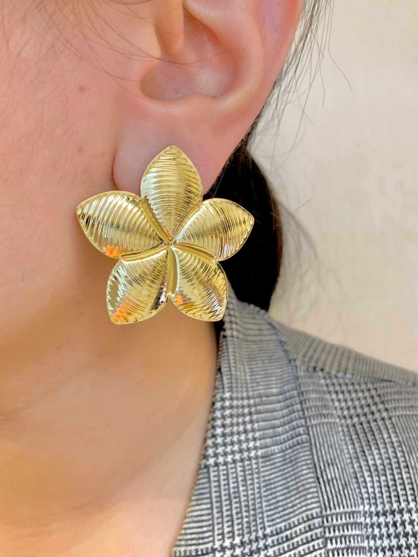 Lush petal glow studs