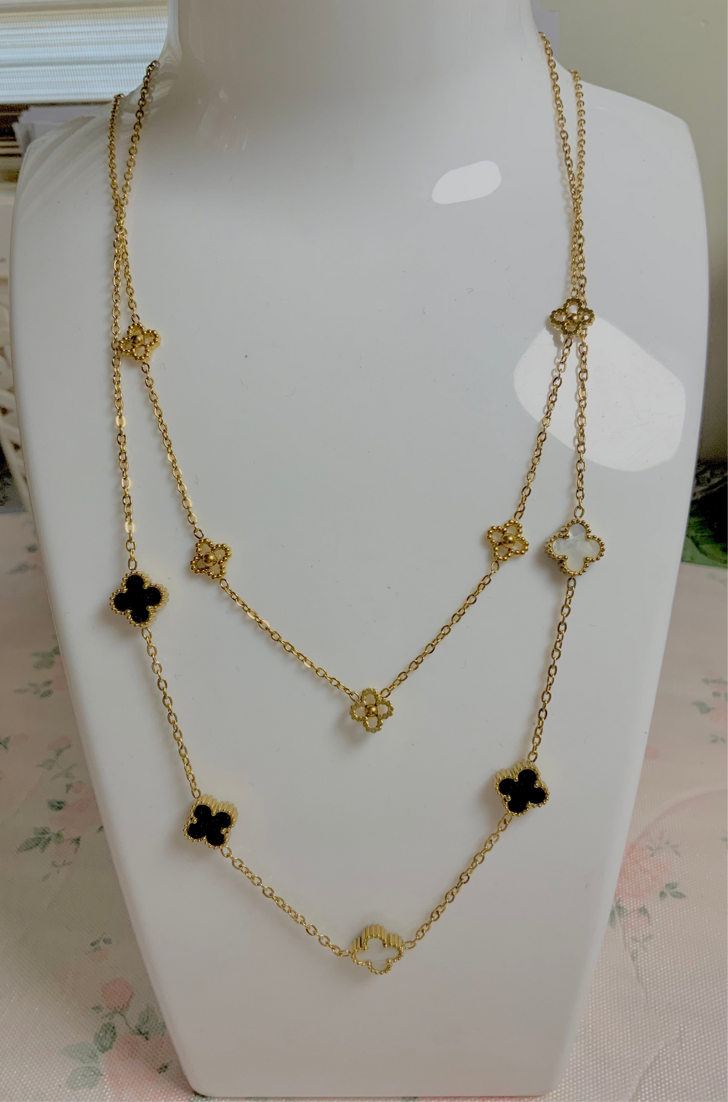 Reversible clover necklace