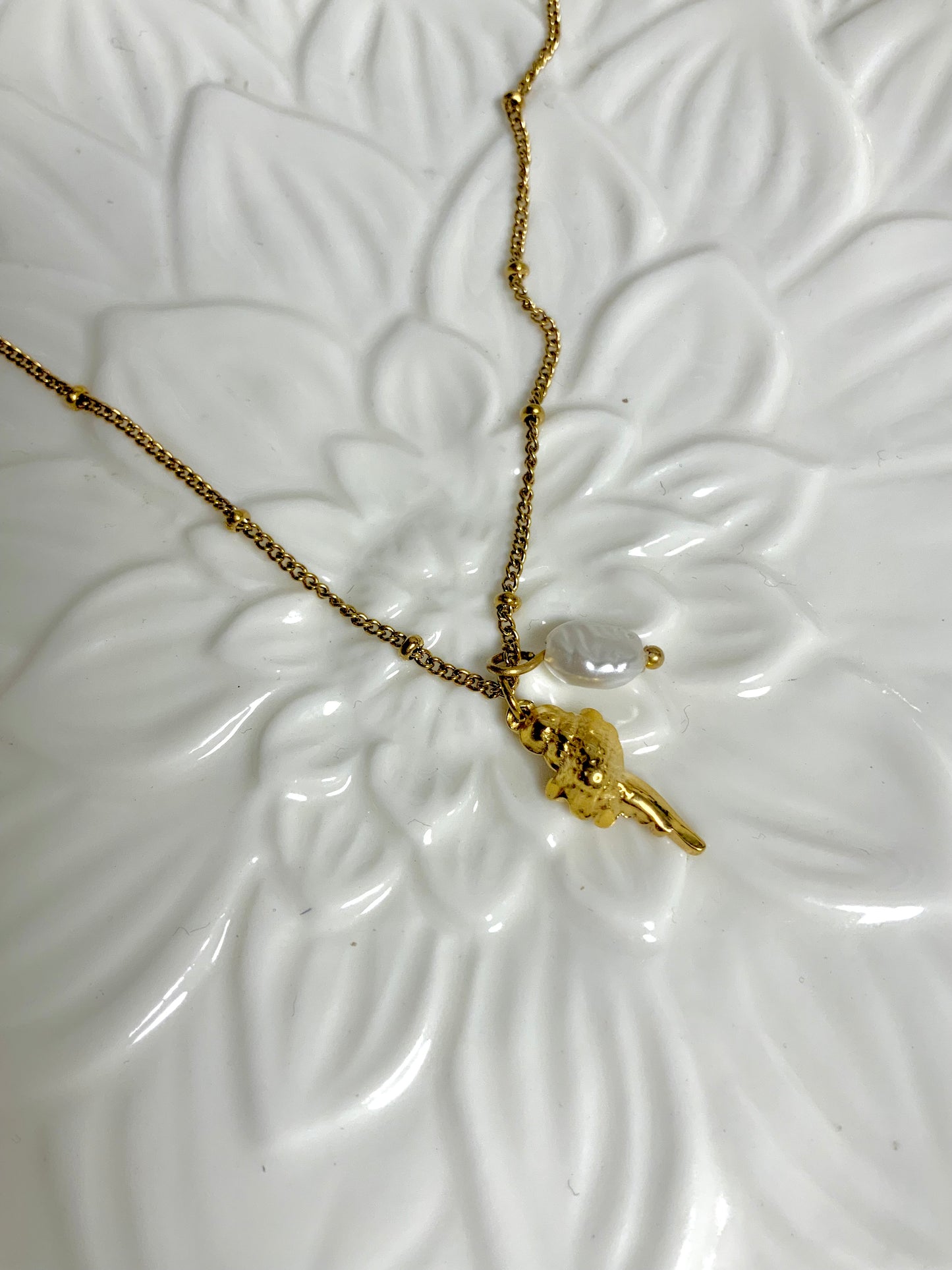 Shell pearl necklace