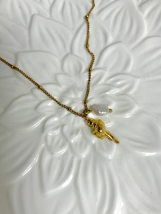 Shell pearl necklace