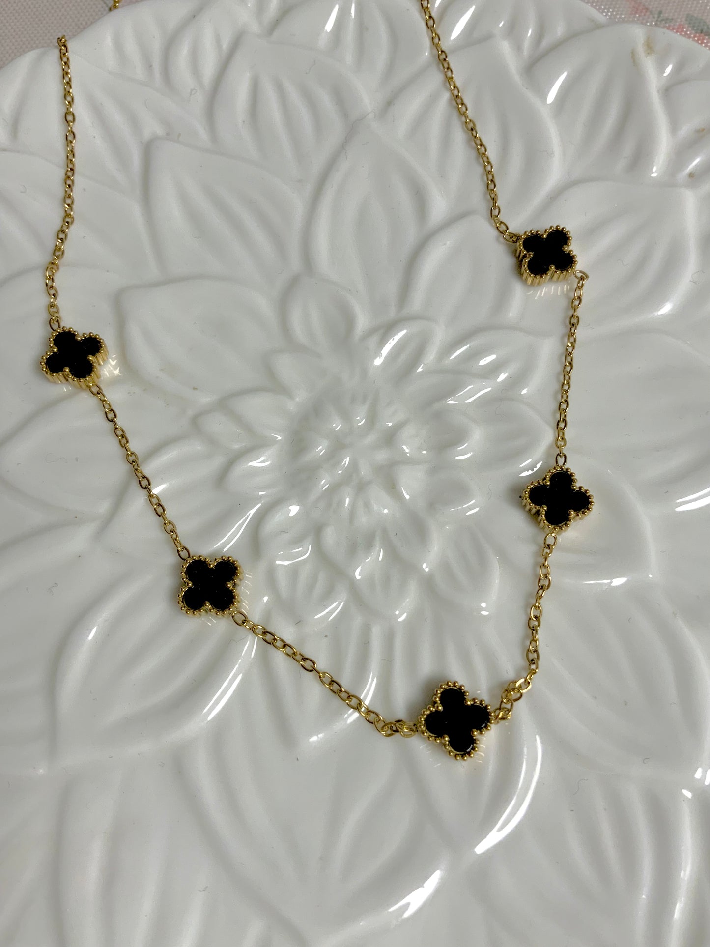 Reversible clover necklace