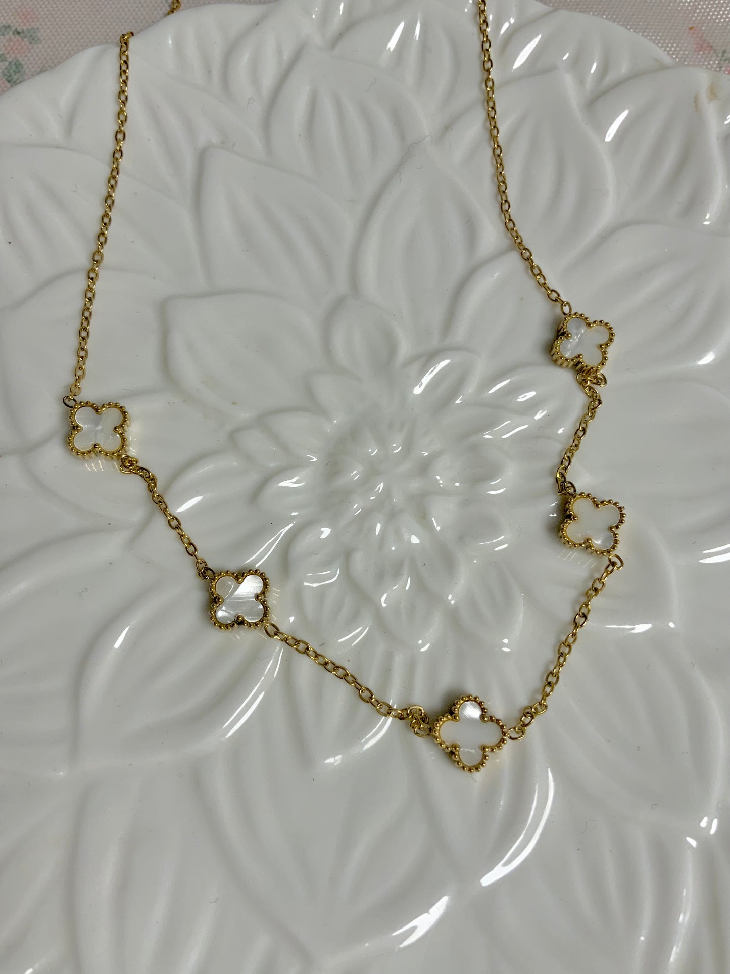 Reversible clover necklace