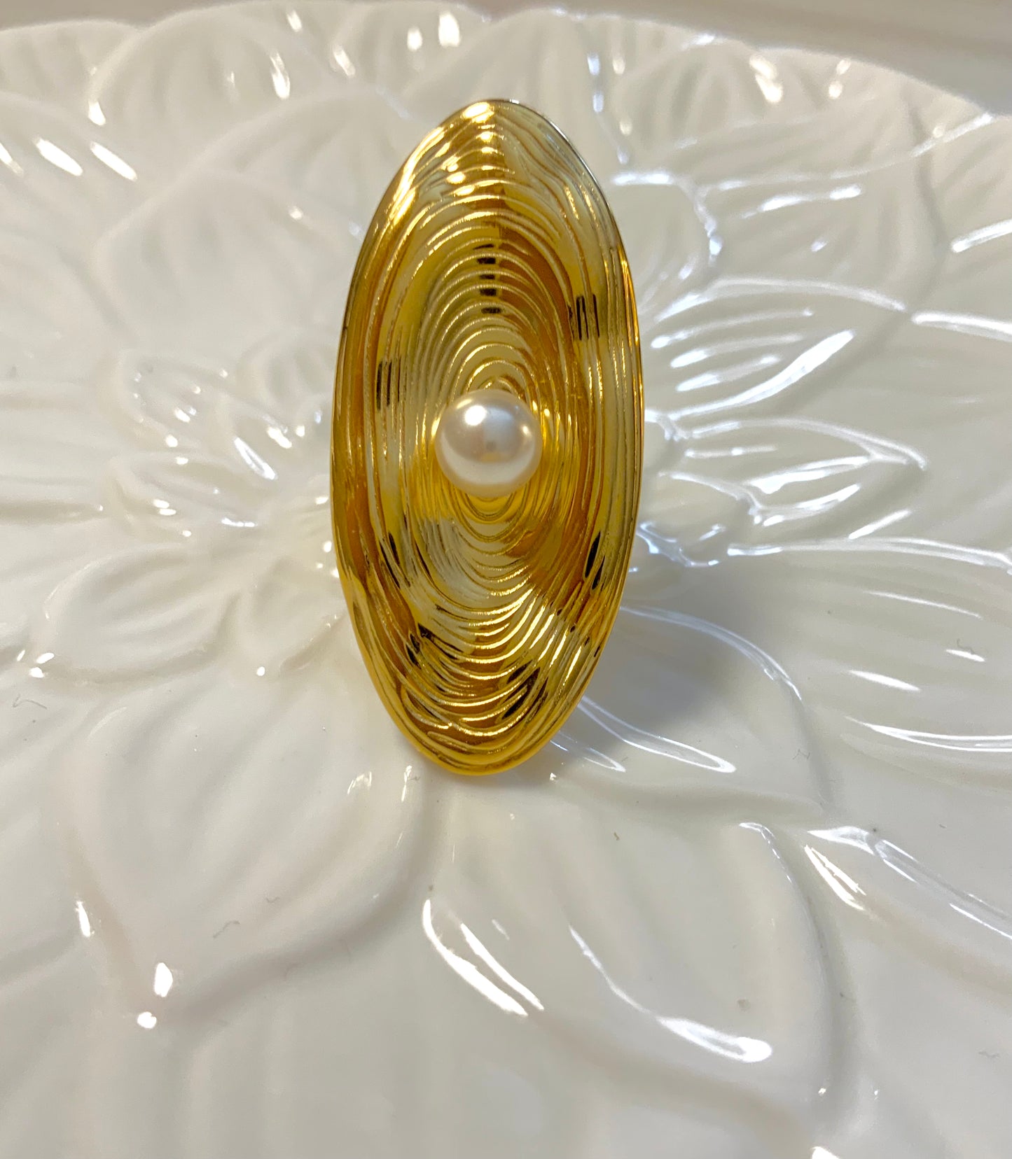 Golden ripple pearl ring