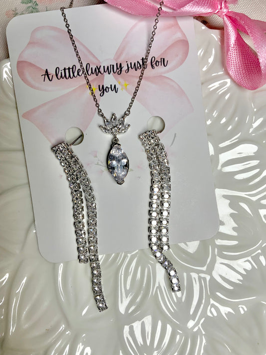 Thumbelina necklace